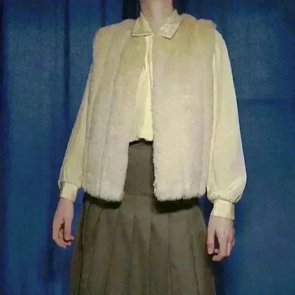 Super soft & comfy Y2K Bratz style light tam /  cream faux fur vest with zipper - Picture 4 of 15